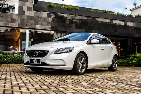 VOLVO V40 2.0 T4 MOMENTUM GASOLINA 4P AUTOMÁTICO